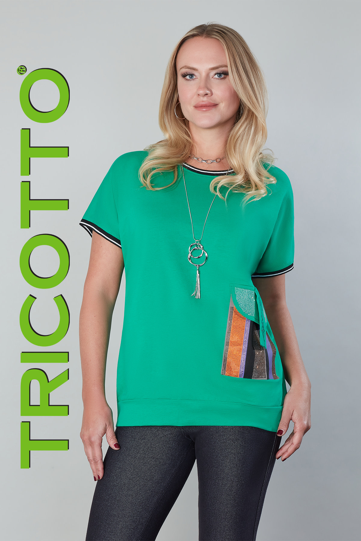 T-Shirt avec Strass et Col en V Tricotto 437 